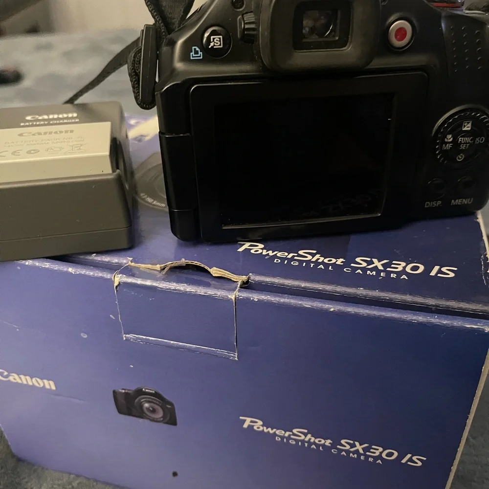 Canon PowerShot SX30 IS 35X Zoom 14.1MP Digital Camera Charger Battery & Box